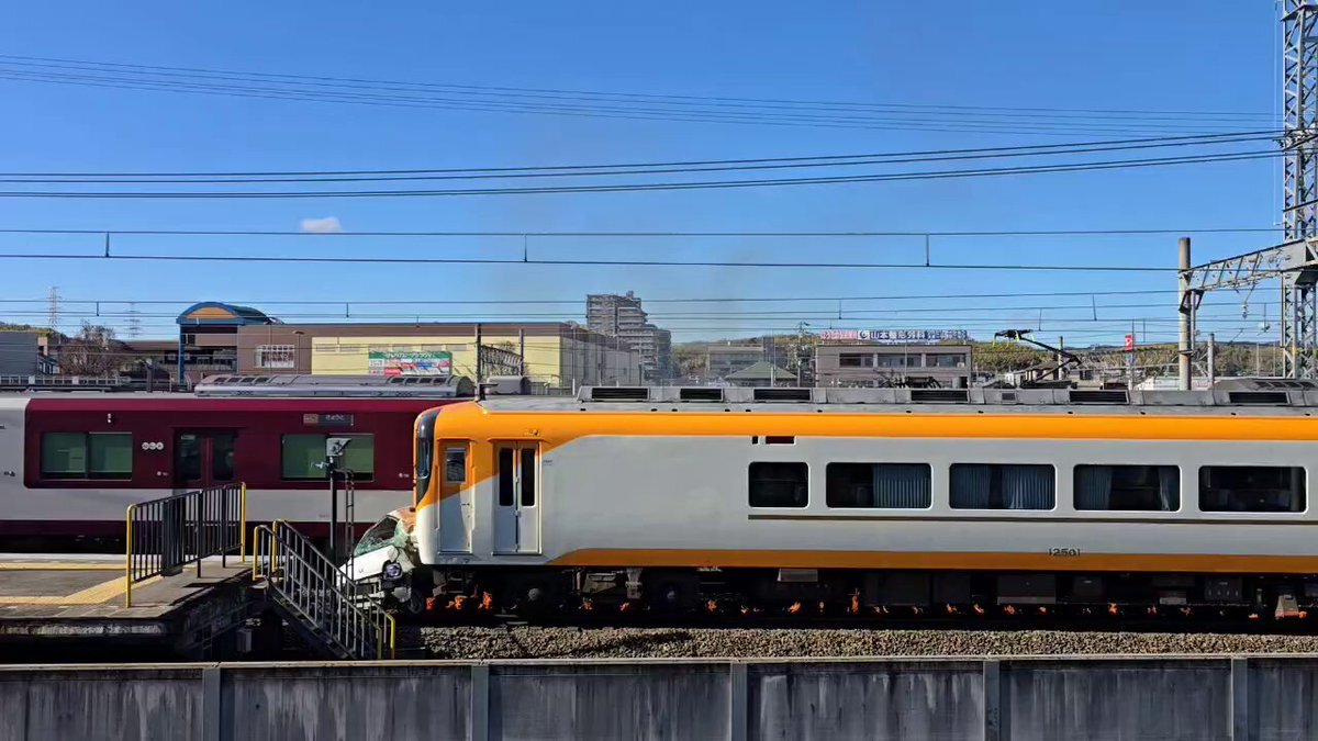 近鉄京都線、踏切事故で運転見合わせ  