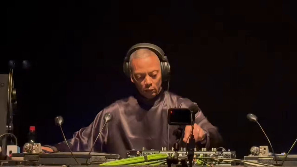 ジェフ・ミルズ、恵比寿リキッドルームで熱狂的なライブを開催！