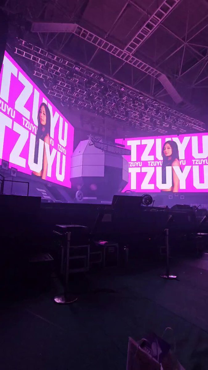 TWICE、SIXTEEN再現でファンを感動させる！