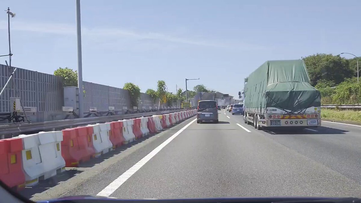 渋滞 Trucks are stuck on the main line of the Shin-Meishin