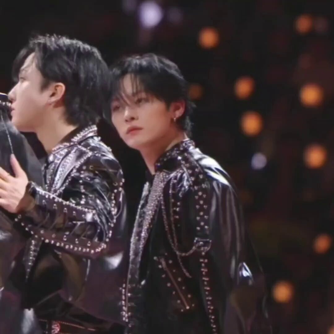 リノのステージでの足元、ファンは心配と感動の声