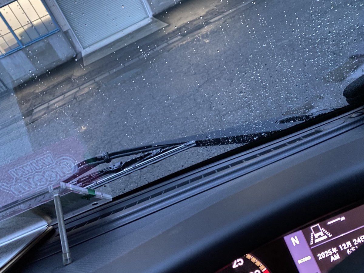 クリスマスイブの雨に、SNSユーザーは「久しぶりの雨」と呟く