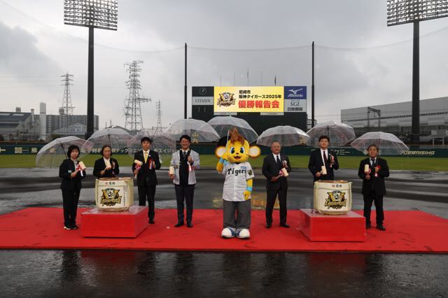 阪神タイガース、優勝報告会でファンと笑顔の交流