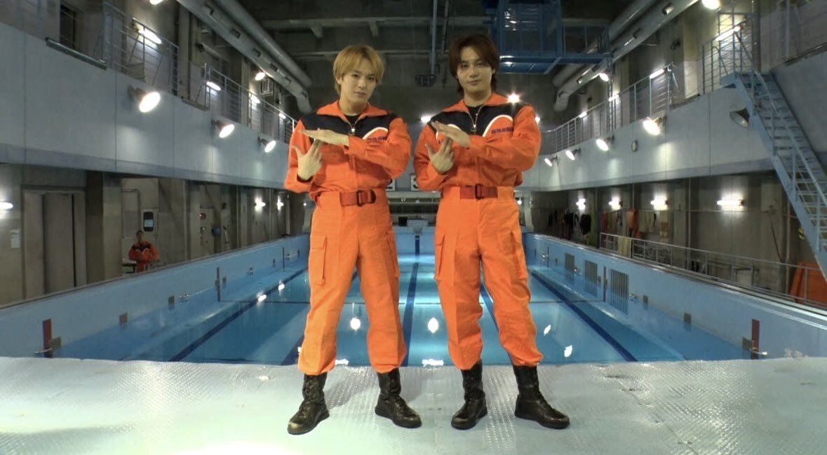 Travis Japan、海上保安庁でオレンジ服姿に！