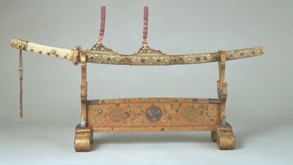 新刀剣男士、葵紋散螺鈿黄金造飾太刀拵？ 考察が熱を帯びる