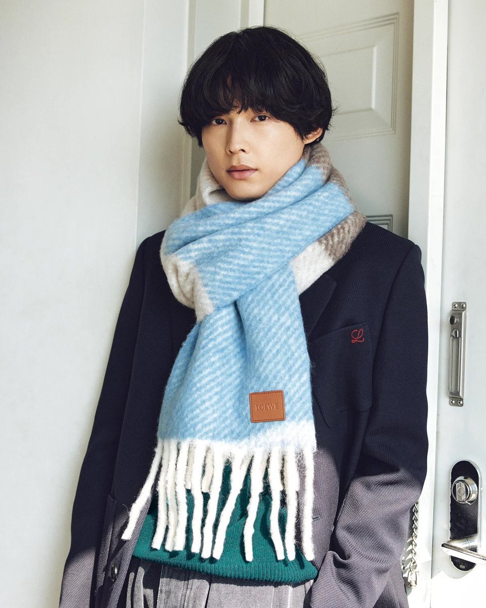 松村北斗、ロエベの最新コレクションでファンを魅了