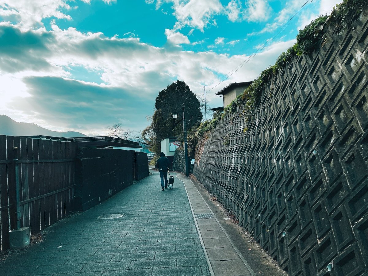 祝日！休暇を楽しむ人、出勤する人、それぞれの投稿
