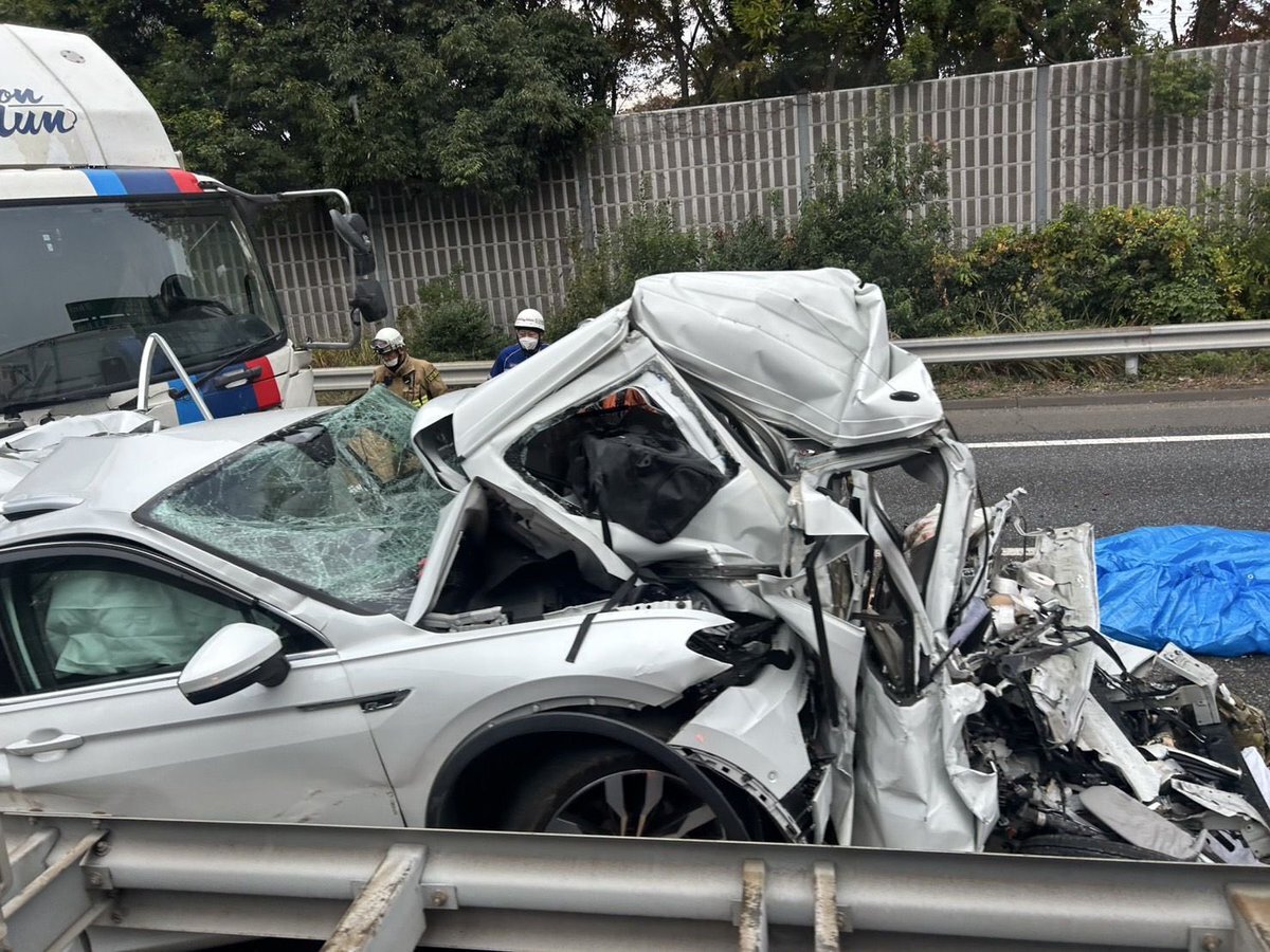 圏央道で多車追突事故、軽バンが激しく損傷