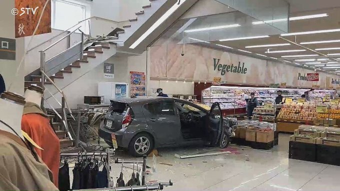北海道釧路市 スーパー屋上駐車場から車が転落