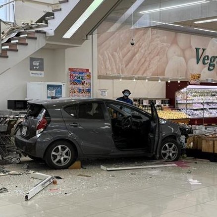 ビッグハウス旭町店駐車場から車が転落