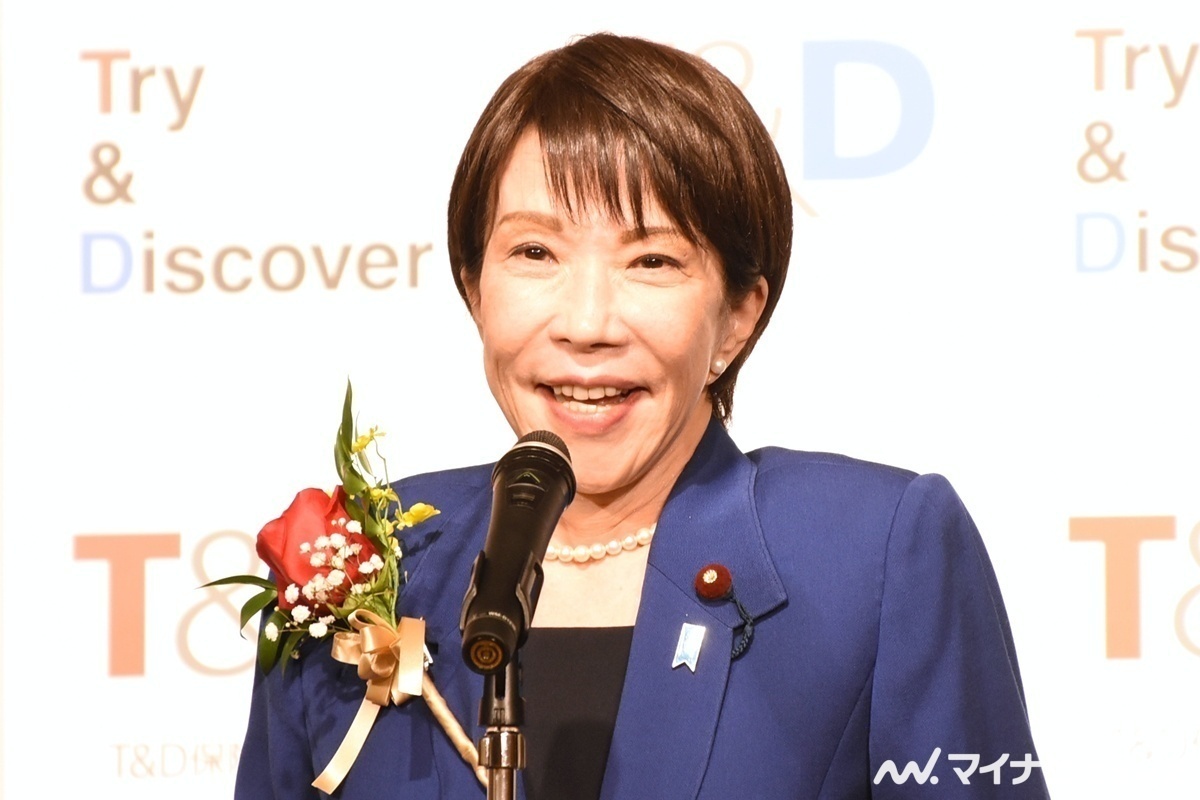 高市首相「働いて働いて…」流行語大賞受賞、批判も