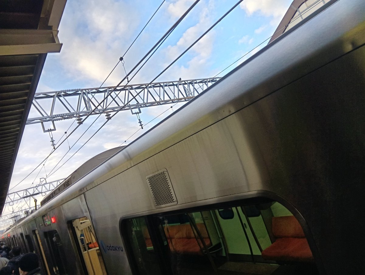 小田急線、長後駅で窓ガラス破損　ダイヤ乱れ  