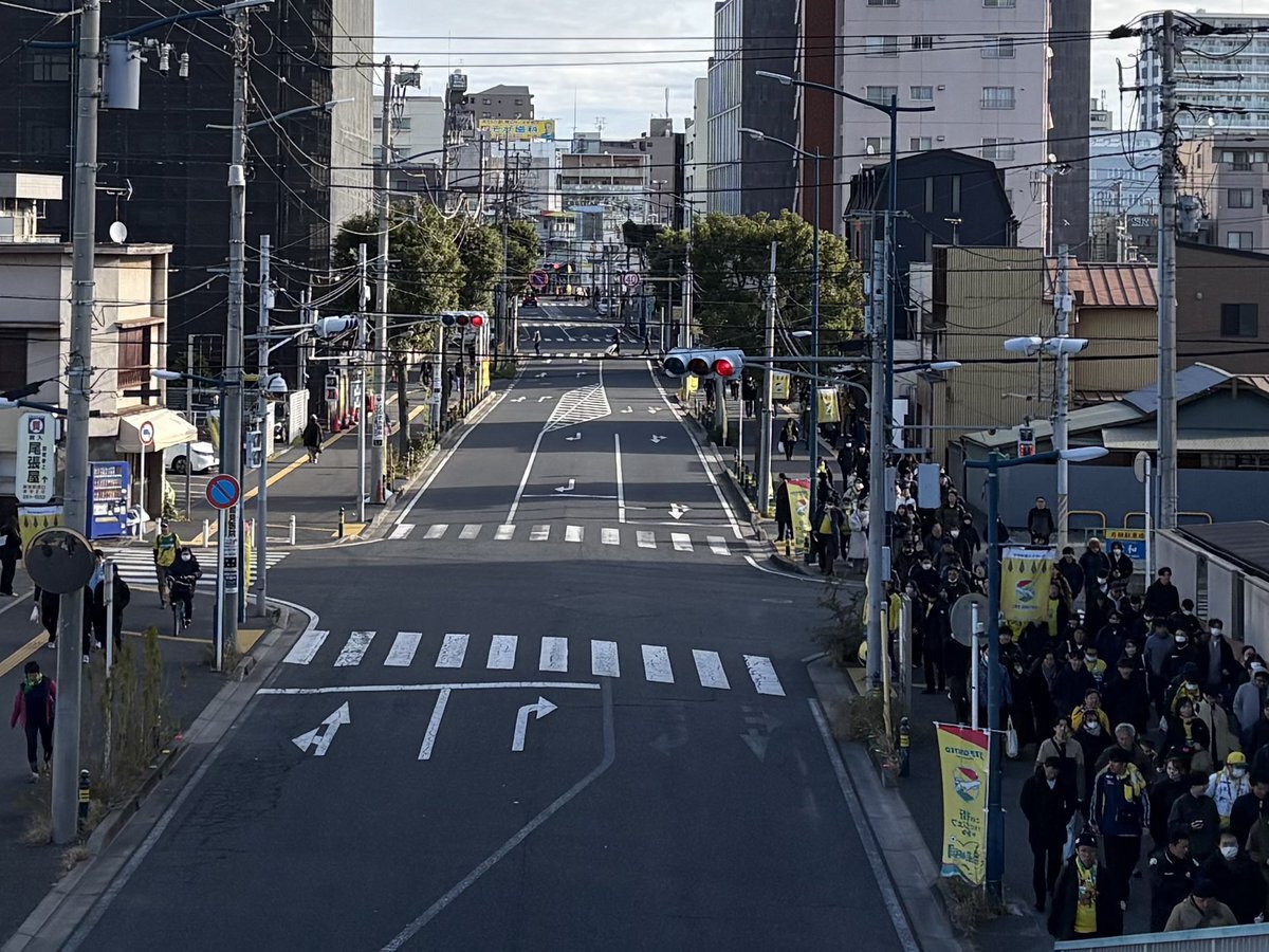 蘇我駅に熱いメッセージ！ジェフ千葉vs徳島、J1昇格をかけて激突！