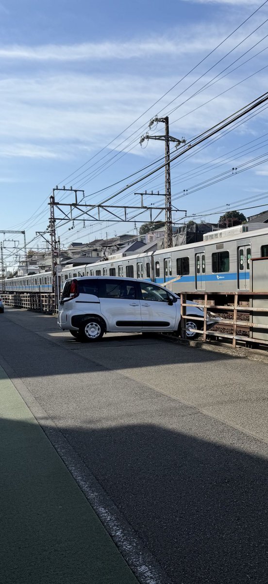 小田急線、線路支障で運転見合わせ　ダイヤ乱れで遅延続出