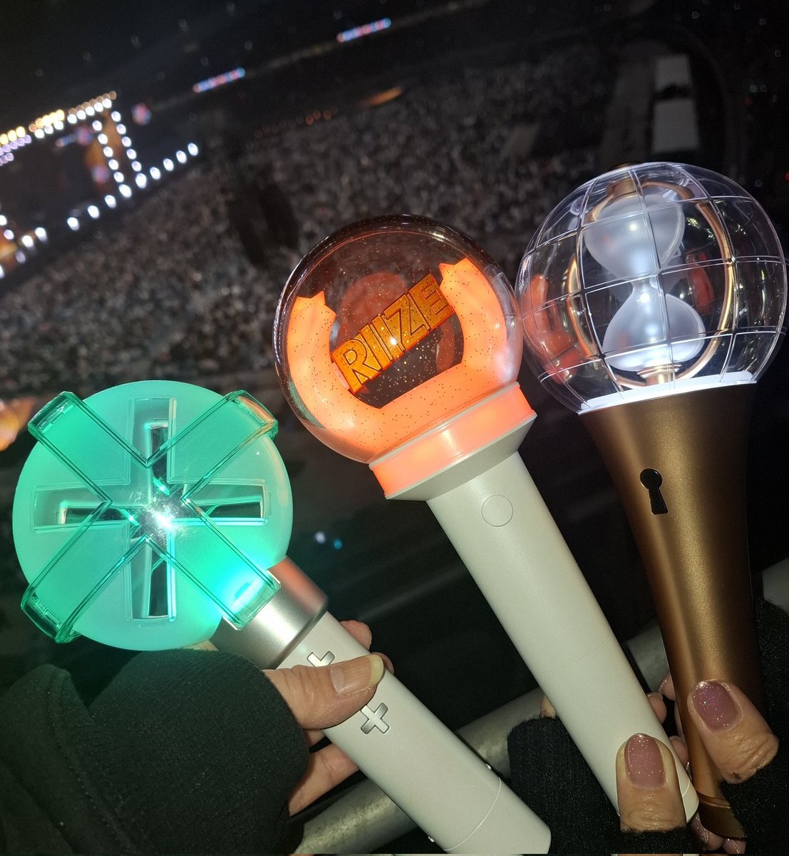 SnowMan、Music Bankで「カリスママックス」にファン熱狂！