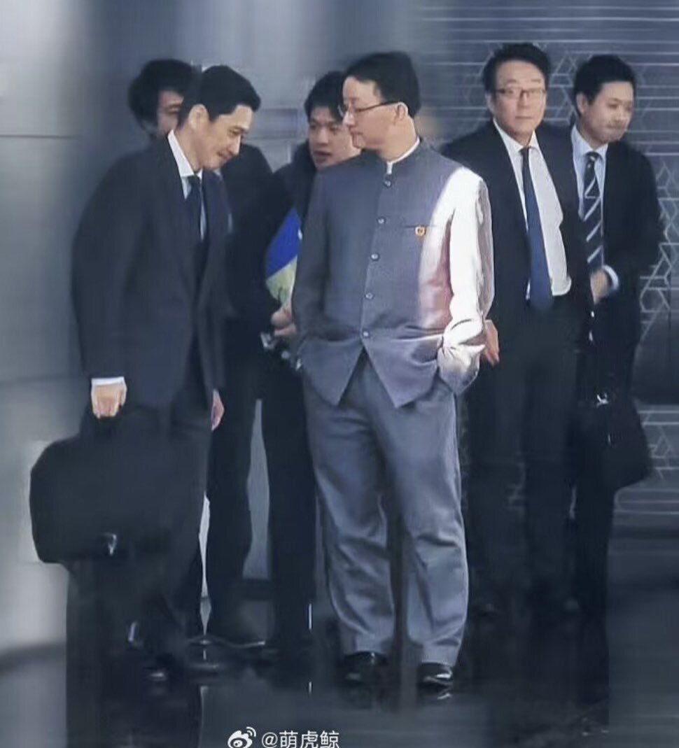 中国外務省担当者、ポケットに手を入れ会見に