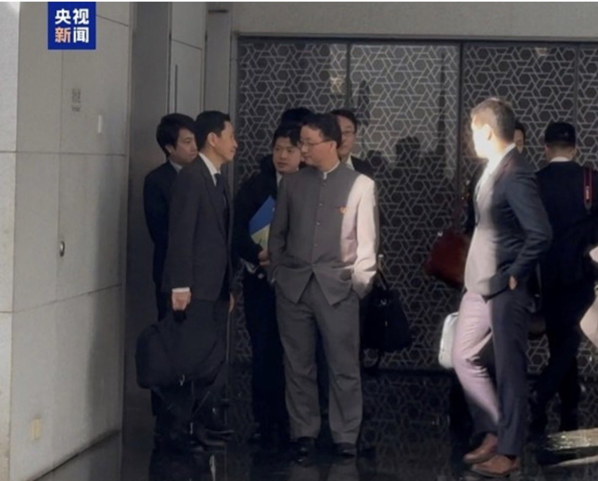 中国外交官、会談で両手をポケットに突っ込む