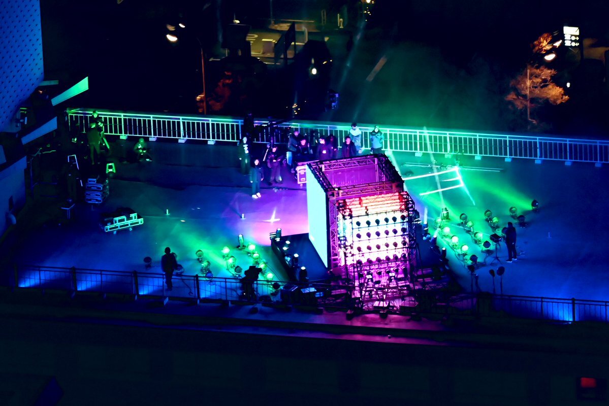 Ado、東京プリンスホテル屋上でFNS歌謡祭2025で熱唱！ファン興奮