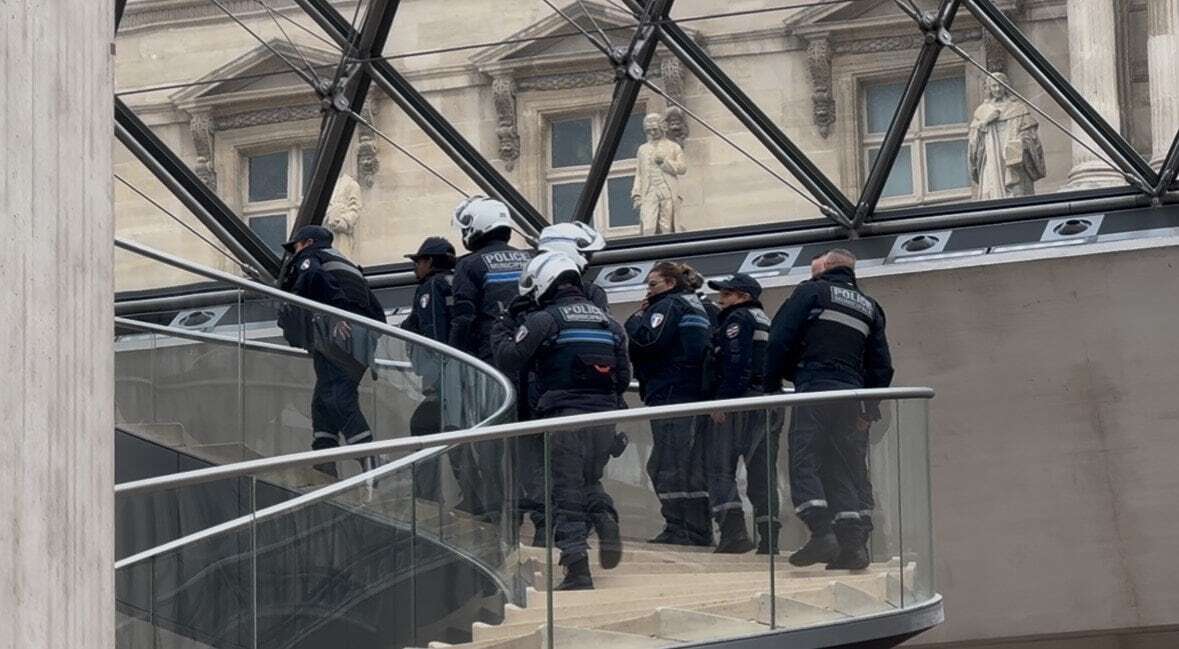 ルーブル美術館で強盗事件発生