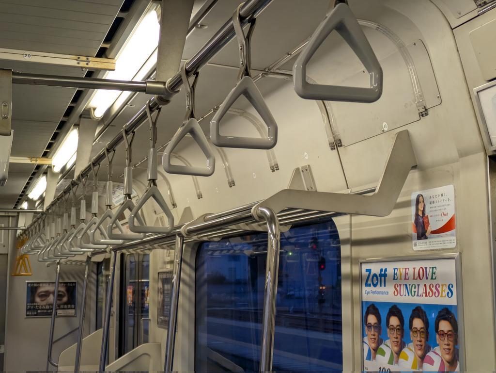 伊予鉄道　吊革 みかん・タルト電車、出発進行 つり革に本物そっくり模型 伊予