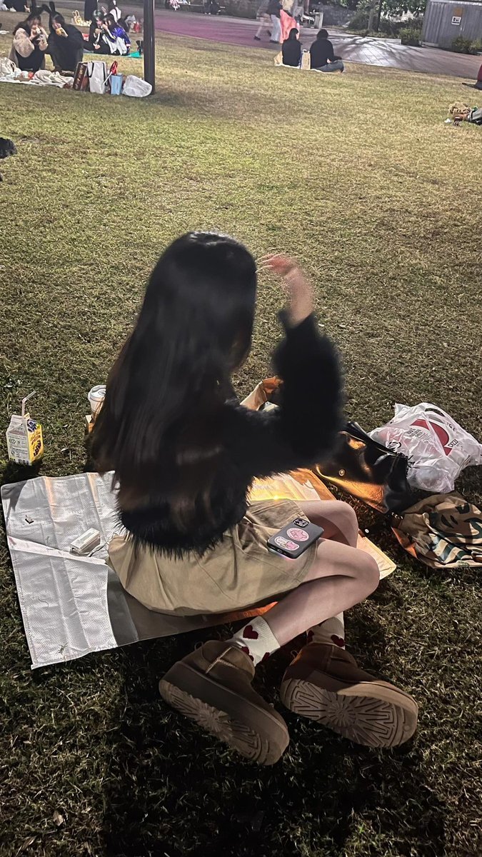 裏アカウントで、ユーザーたちはどんな交流をしている？