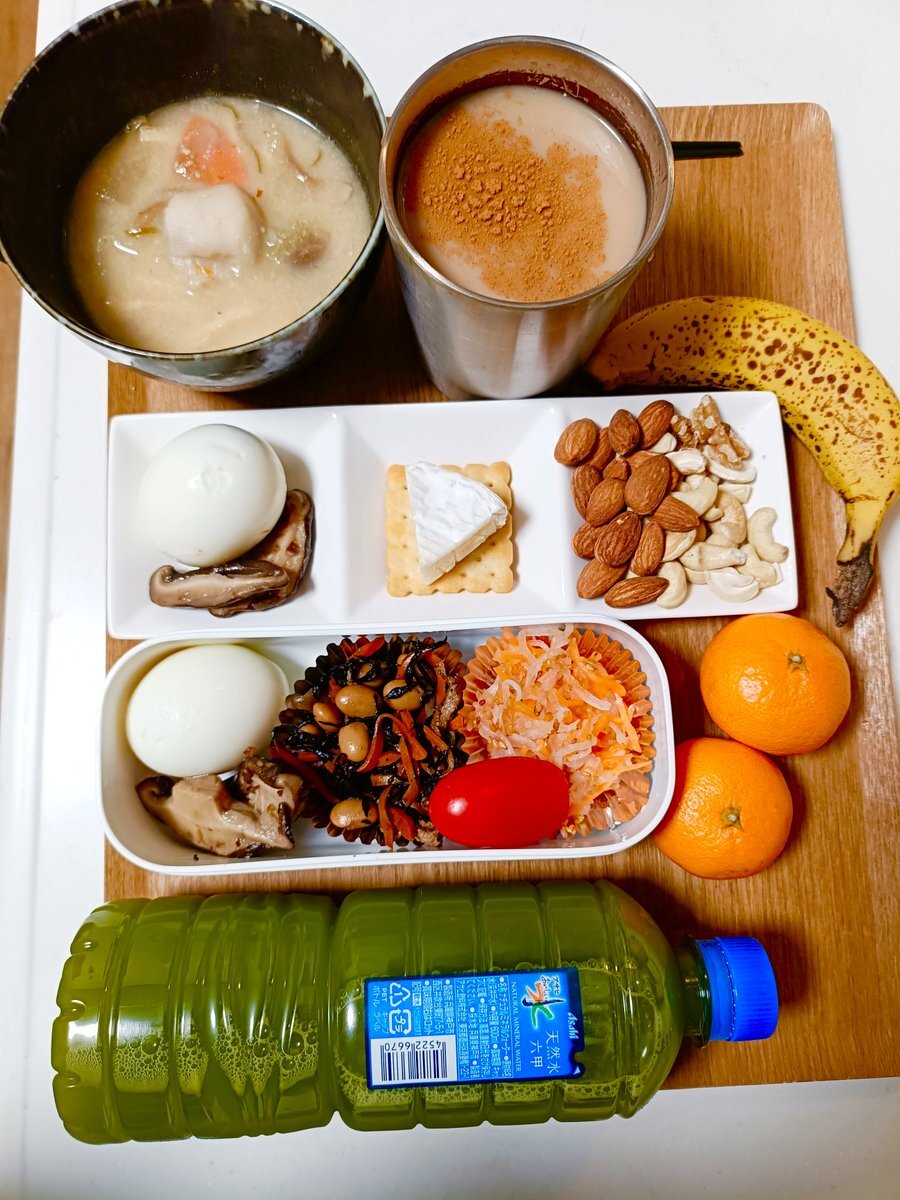 年末休暇を控えた人々のSNS投稿に笑顔と期待が溢れる