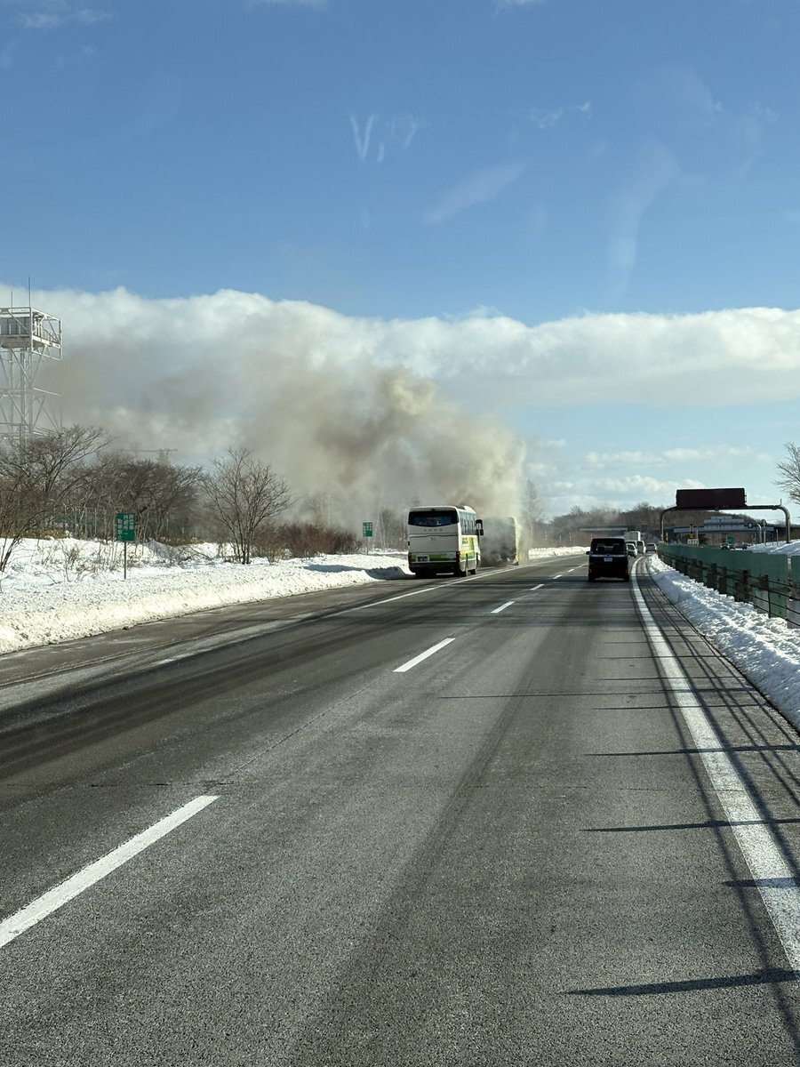 北都交通の空港連絡バス、道央道で炎上
