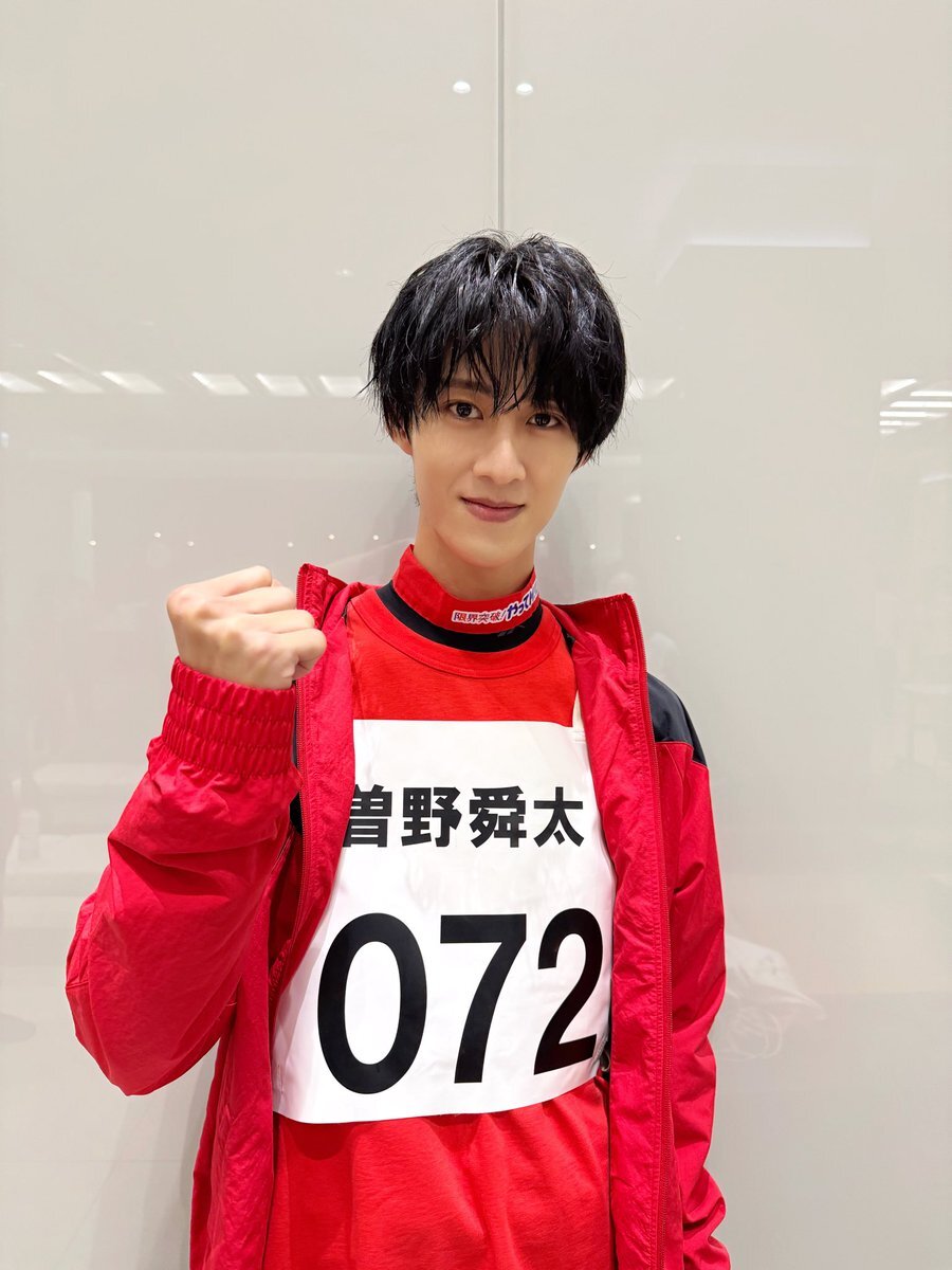 曽野舜太　まとめ売り M!LK曽野舜太、囲み目メイクで印象ガラリ マントなびかせ