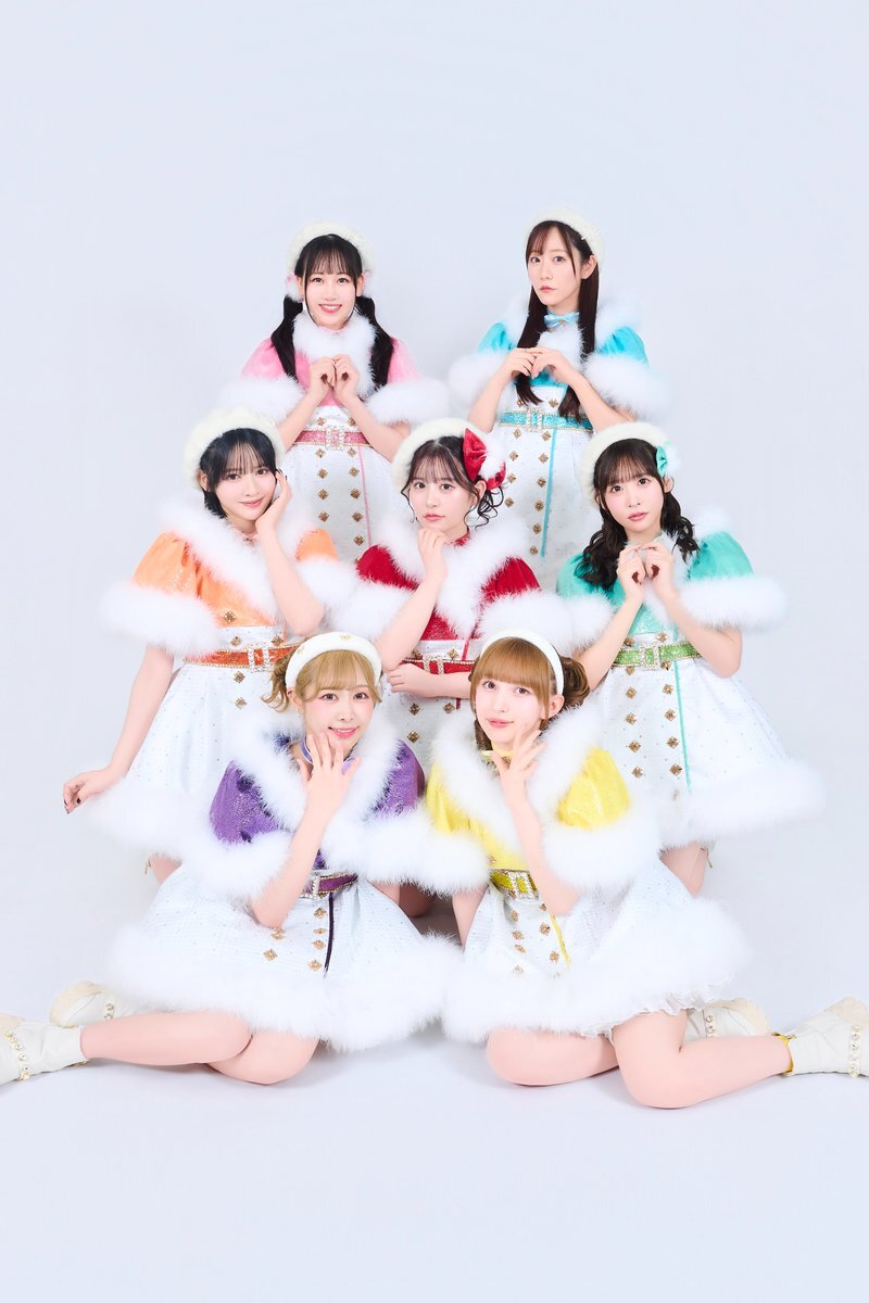 アイドルグループのクリスマス衣装公開にファン歓喜！