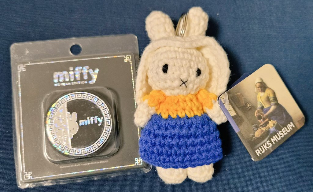 ミッフィー　牛乳を注ぐ女 ミッフィーがなりきり、フェルメール作品の「牛乳を注ぐ女