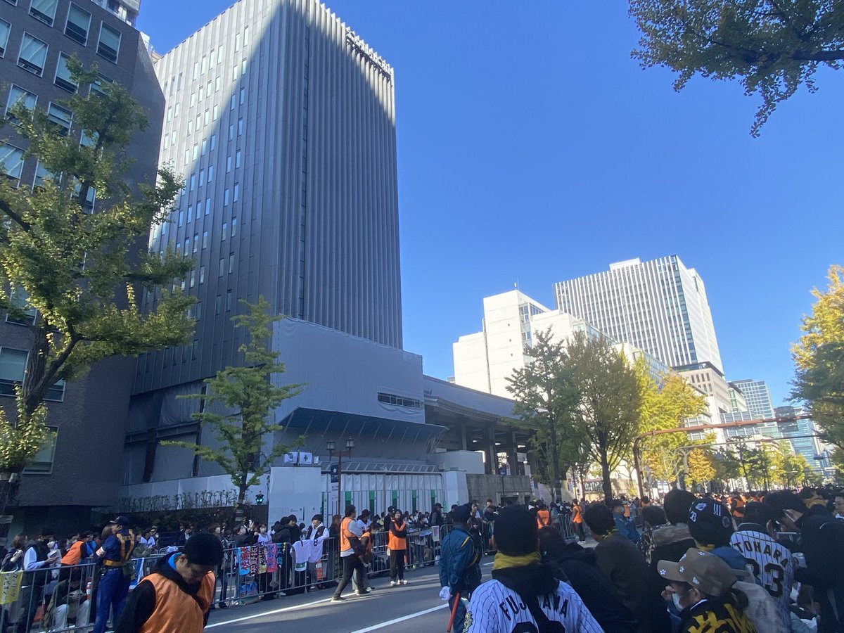 阪神パレード、御堂筋は大混雑！ファンは規制に苦労も