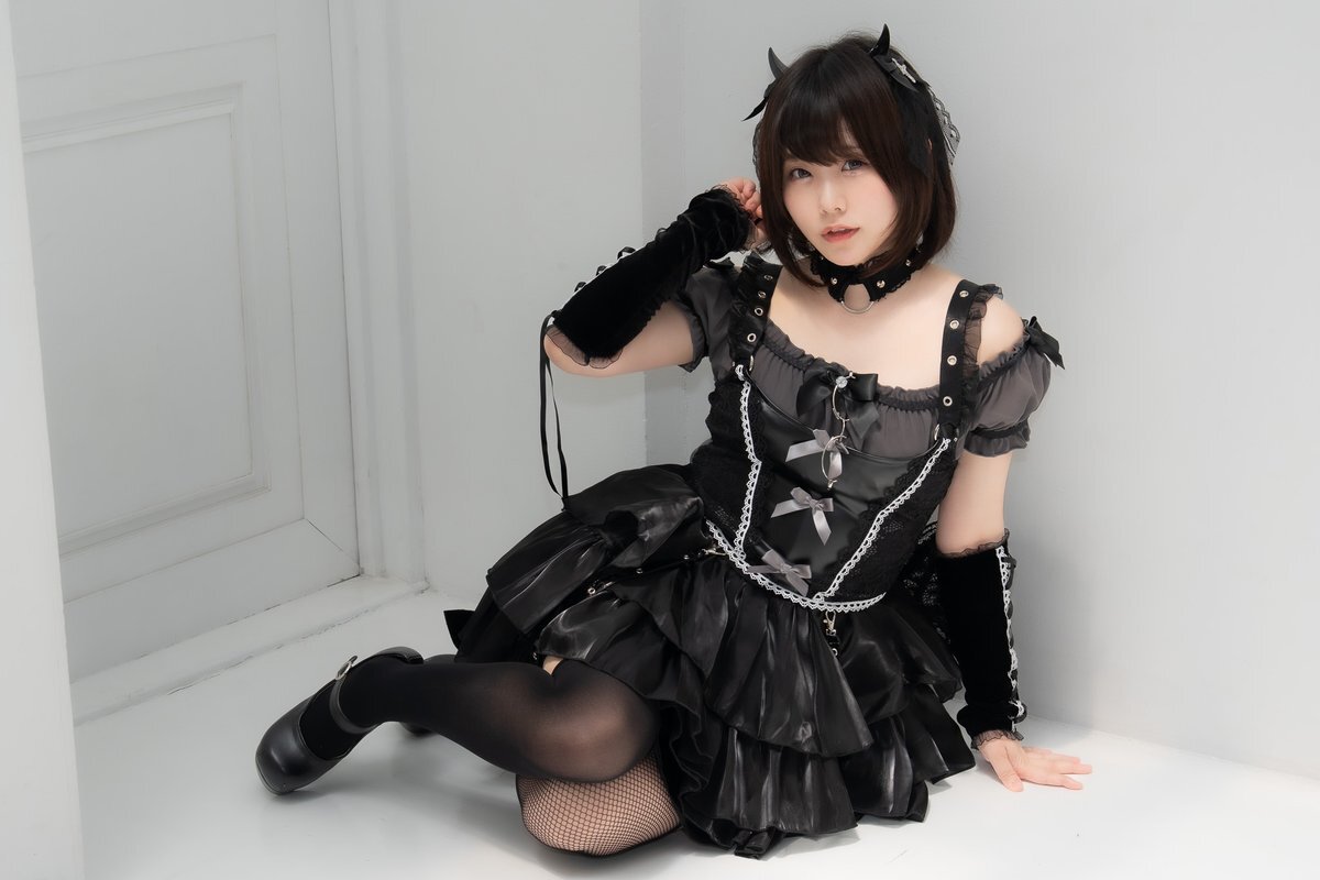 コスプレイヤー くろねこ ねこし 写真集 グッズ まとめ売り 人気コスプレイヤーくろねこ、写真集は黒猫、メイドにロリータも