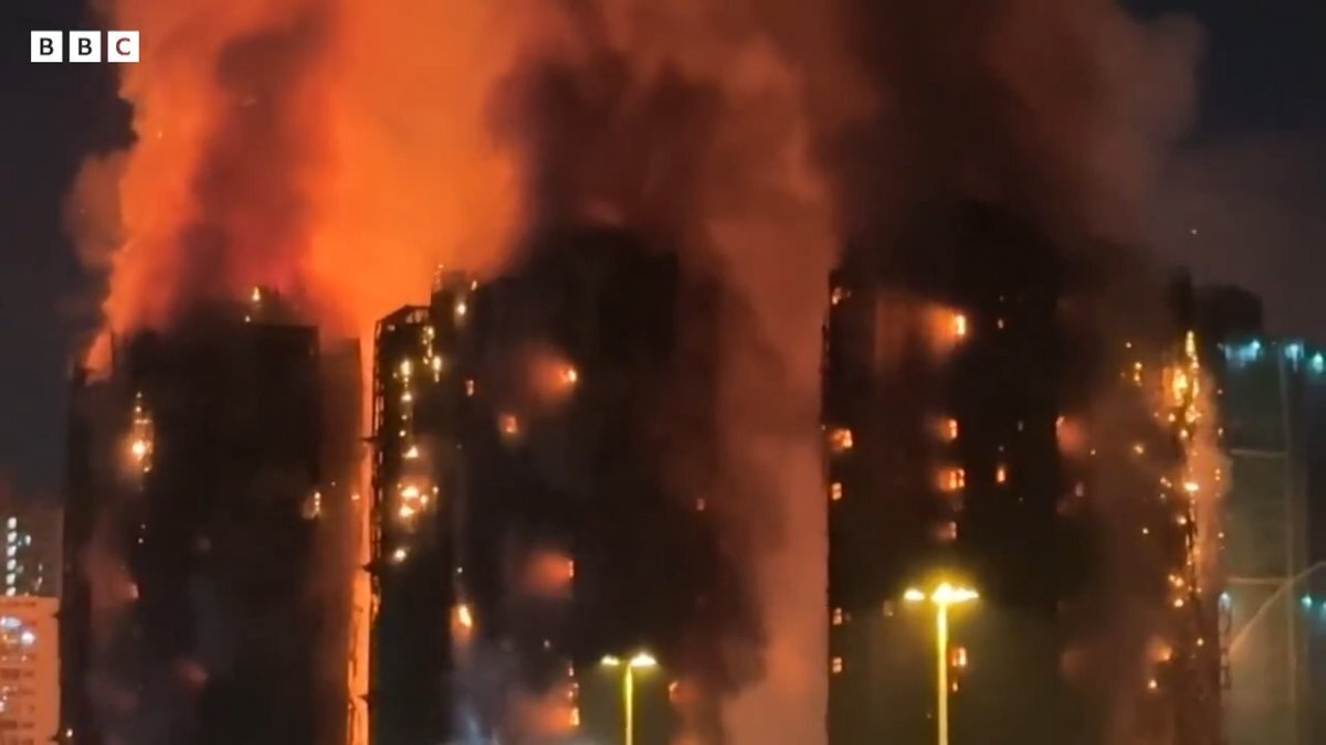 香港高層住宅火災、44人死亡、原因は竹製足場？