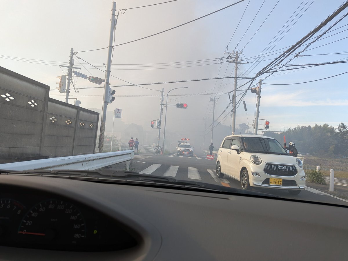 柏市 資材置き場火災で古タイヤ燃焼