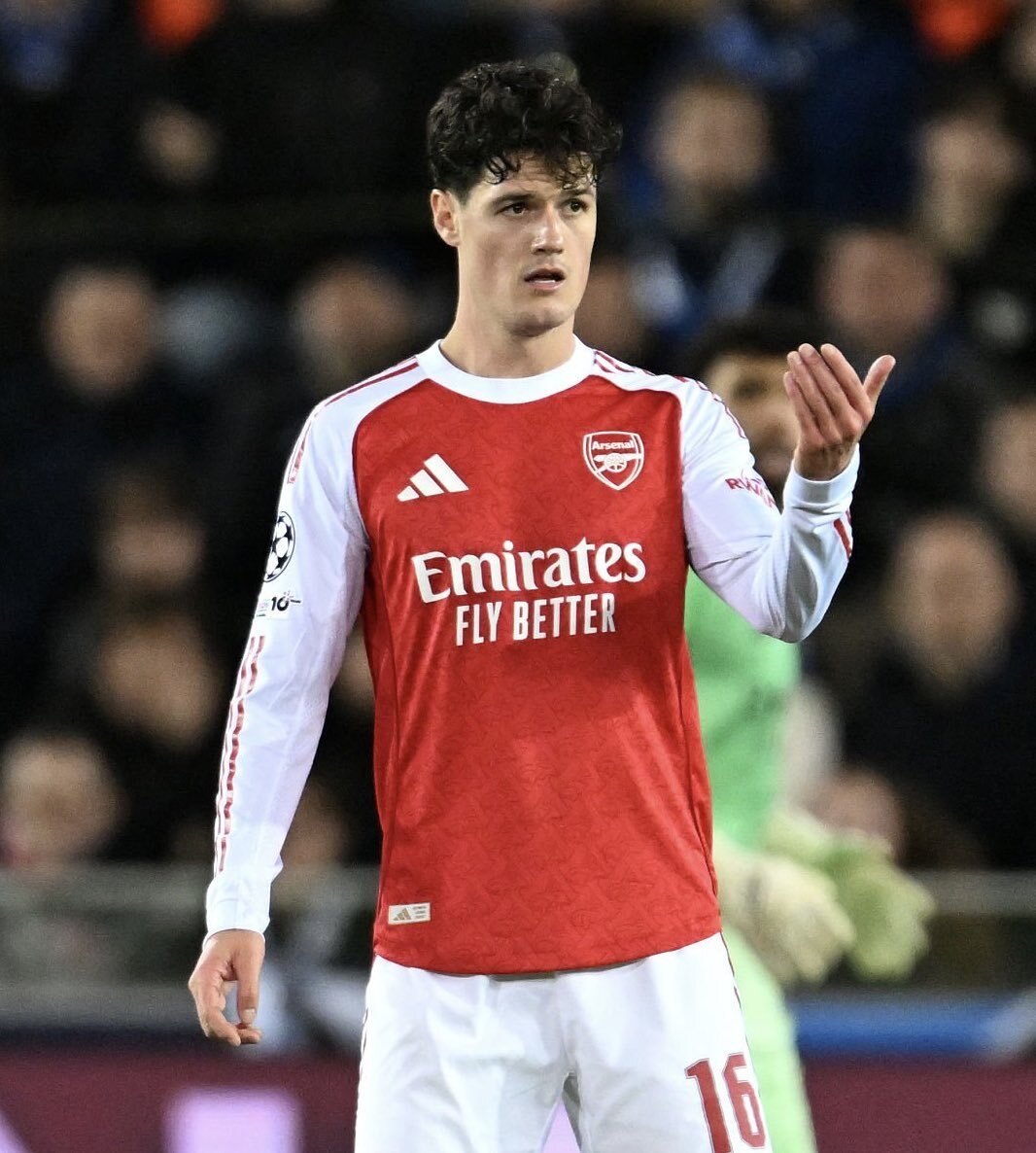 ノアゴーア、CB起用でアーセナルファンを沸かせる！