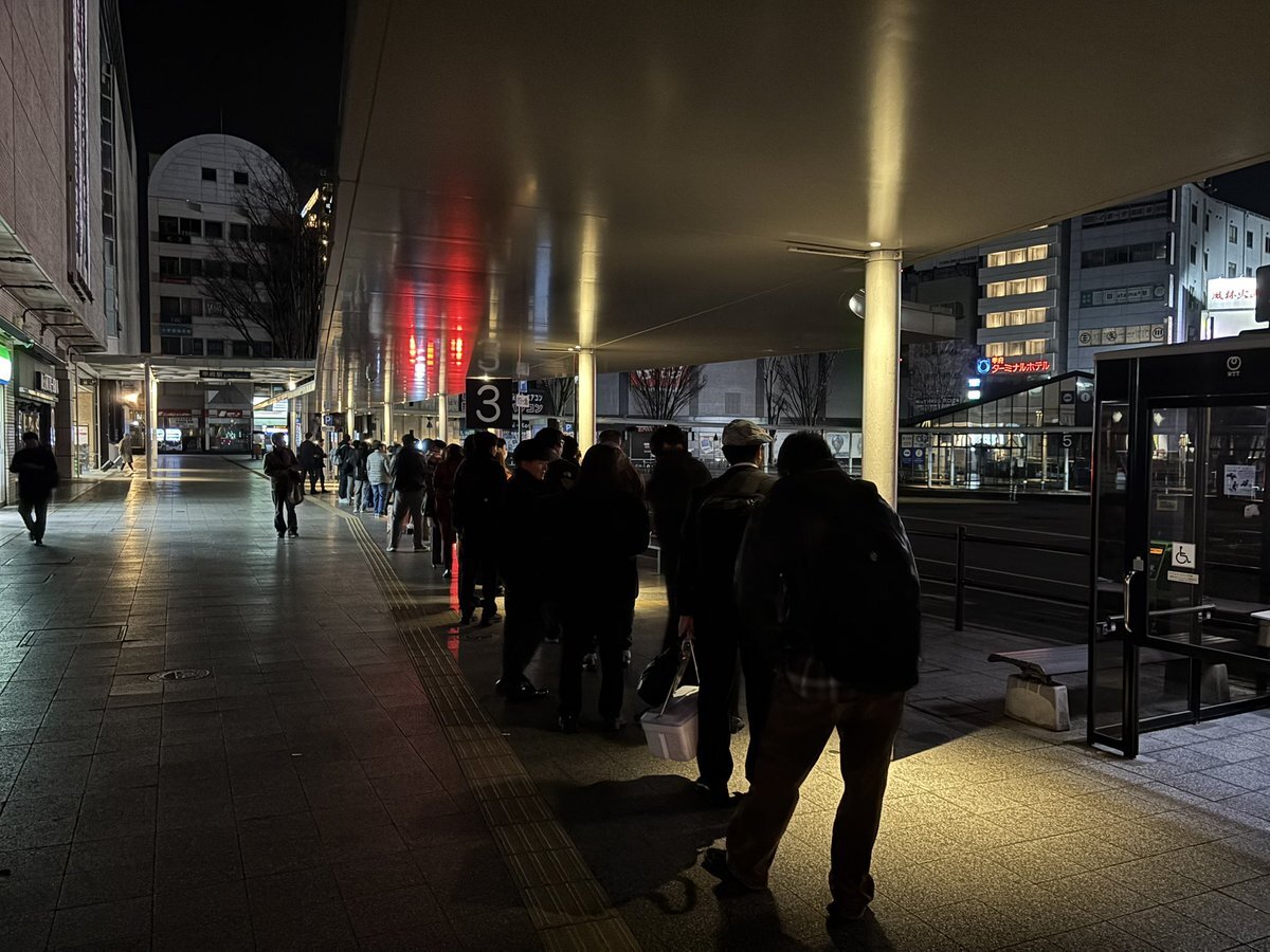 忘年会シーズン、タクシー待ち地獄に嘆き