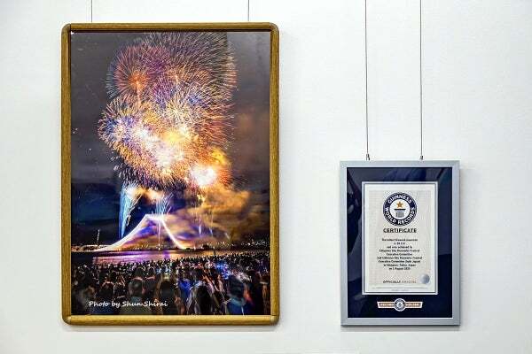 市川市の仕掛け花火、写真展示で議論に
