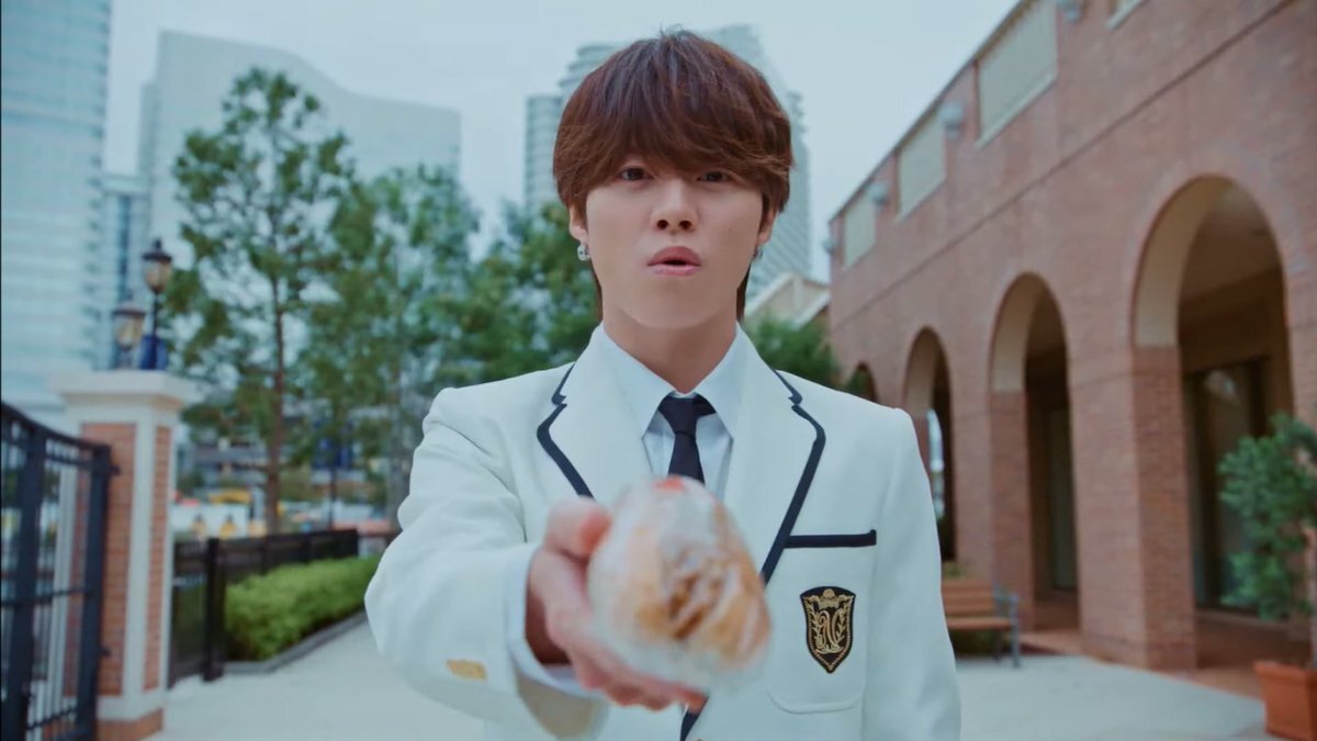 なにわ男子、新曲「Never Romantic」MVでロボ子と繰り広げる恋の物語にファン歓喜