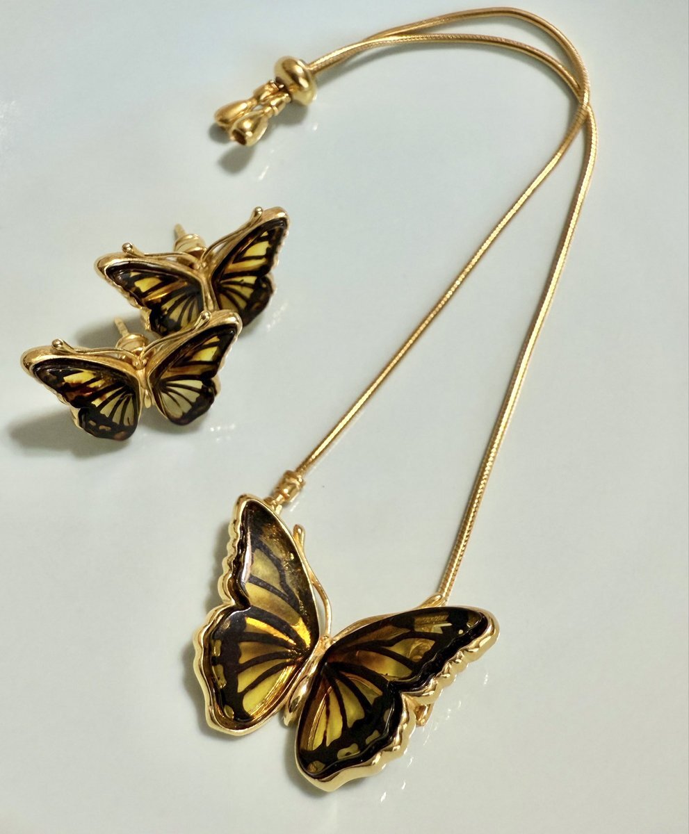 レア！新品未使用☆S&A 琥珀 蝶々ネックレスチャーム 万博ポーランド館 レア！新品未使用☆S&A 琥珀 蝶々ネックレスチャーム 万博ポーランド館