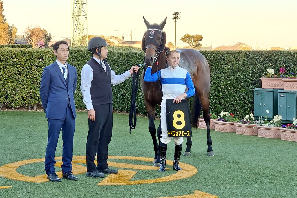 ロードフォアエース、ラピスラズリSで圧勝！ファン歓喜