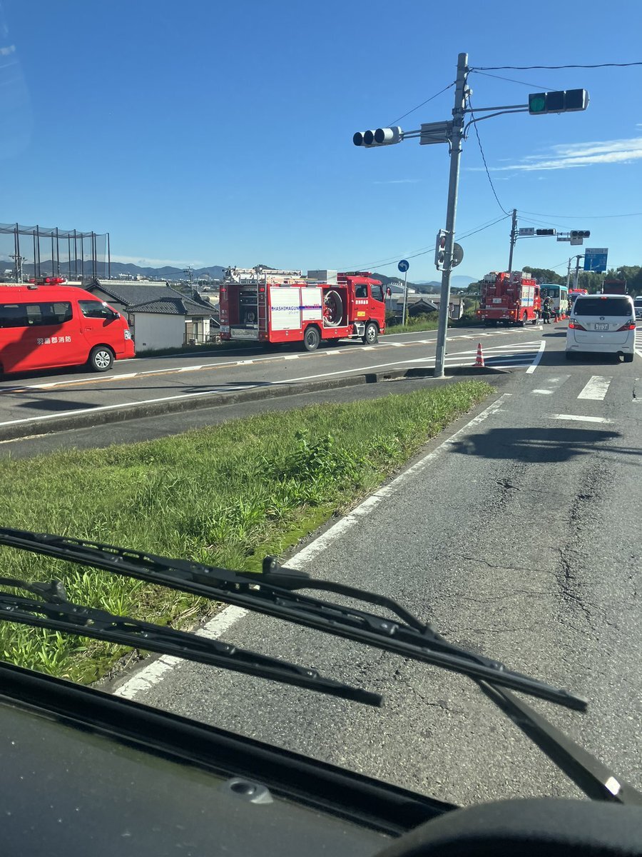 岐阜県で幼稚園バスとトラックが衝突、17人搬送