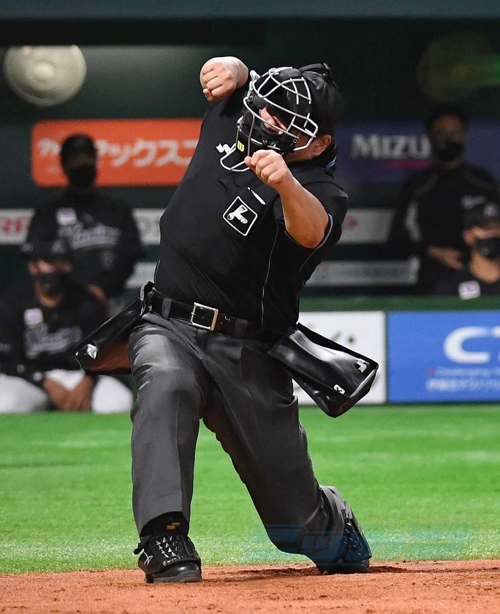 敷田直人球審の卍ポーズに注目！