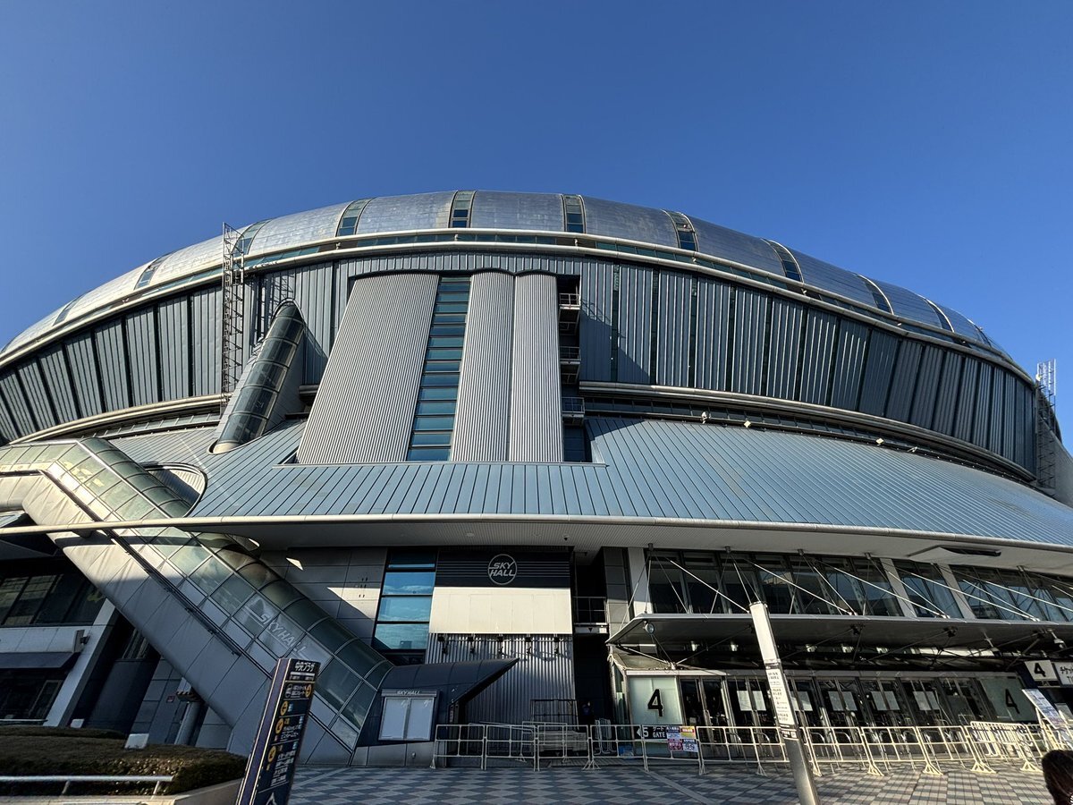 B'z大阪公演、ガチャ列1500人超え！熱狂的なファンが朝から列に並ぶ