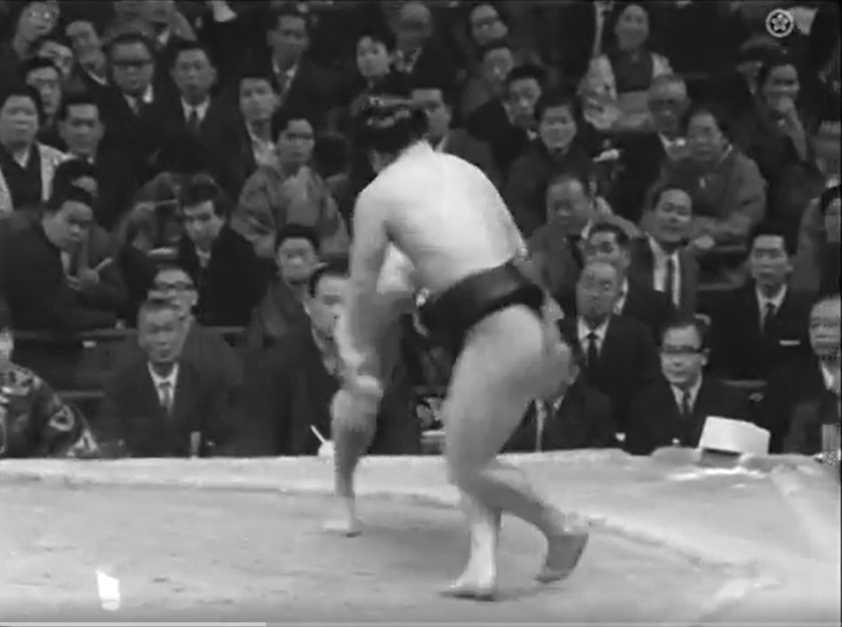 翠富士、肩透かしで竜電を撃破！