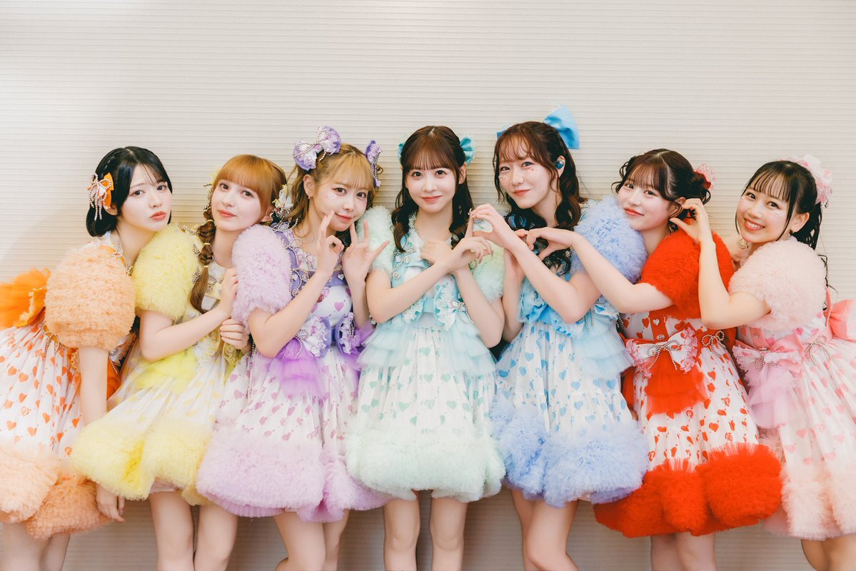 FRUITS ZIPPERライブで話題の新喜劇とは？