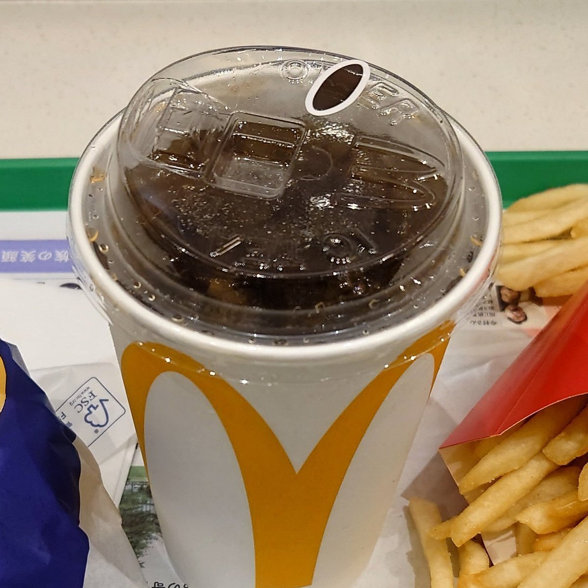 マクドナルド、紙ストローを廃止？飲み口付きフタに変わる？