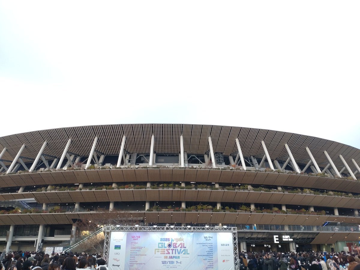 Snow Man、ミューバンでキラキラメンカラ衣装でパフォーマンス！ファン興奮