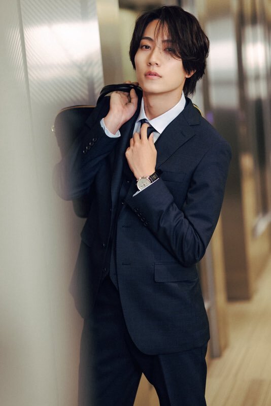 スーツ姿の橋本将生、「生意気な後輩社員」でファンを魅了