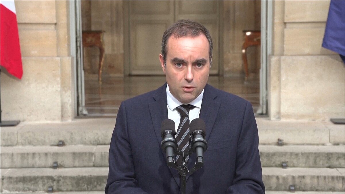 フランス首相、14時間で辞任