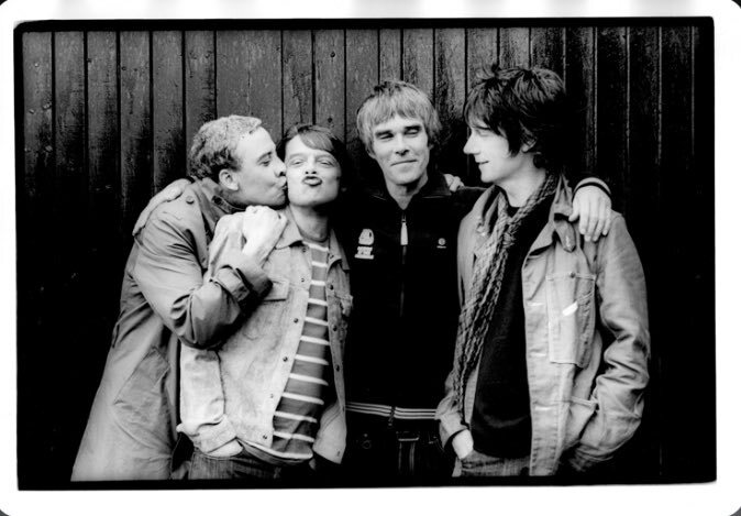 The Stone Roses、Primal Screamのベーシスト「マニ」逝去にファン悲しむ